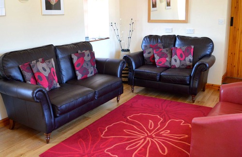 Cauldon Low Cottage | CURLEW BARN, pet friendly, with hot tub in Bottomhouse