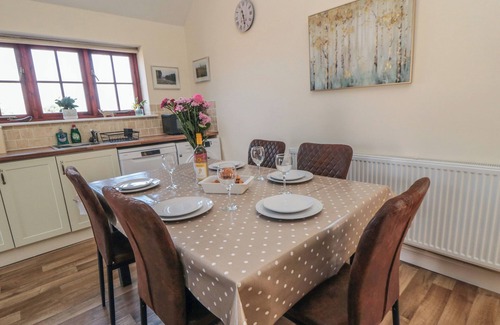 Muston Cottage | CURLEW COTTAGE, pet friendly, character holiday cottage in Filey