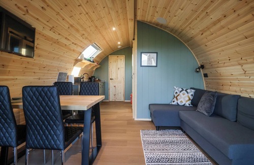 Yockenthwaite Cottage | CURLEW, family friendly, with hot tub in Ingleton