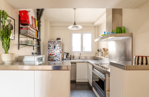 Saint-Vincent-de-Paul Apartment | Curves & Colours, by Veeve