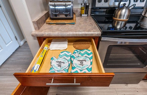 Ogden House | Cushy 5-Star Home: BBQ, 7-Bed, Bball Hoop, Netflix
