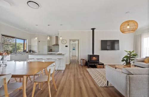 Burnside House | Cusmano Retreat - contemporary rural homestay