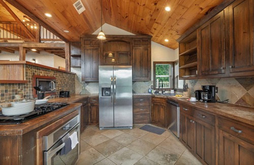 Tomball Cabin | Custom Cabin - King Bed - Balcony Views - 8-Acre Escape