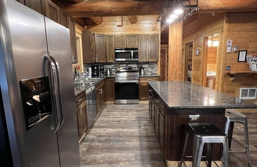 Ardenvoir House | Custom Log Home w/Hot Tub, Game Loft & 5 minute walk to River & Sandy Beach!