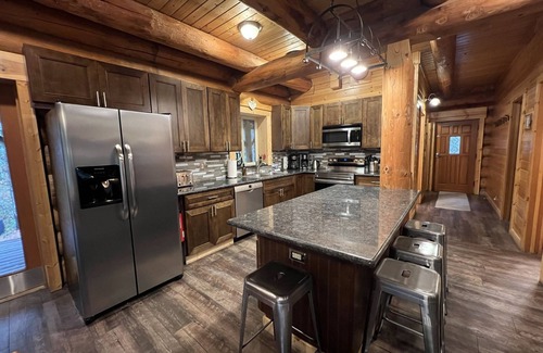 Ardenvoir House | Custom Log Home w/Hot Tub, Game Loft & 5 minute walk to River & Sandy Beach!