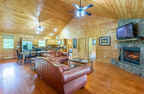 Bryson City Cabin | Customer Appreciation Year! See Discount information in Ad