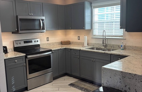 Riviera Beach House | Cute 2 bdr~ BRAND new pool~ 4 streets from beach access
