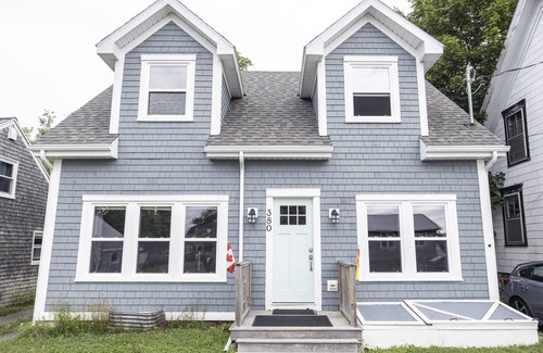 St. Andrews House | Cute 3 Bedroom House 100yards to Downtown