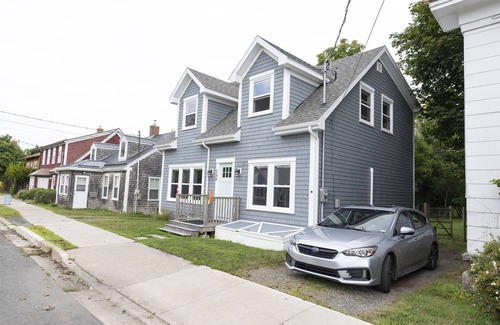 St. Andrews House | Cute 3 Bedroom House 100yards to Downtown