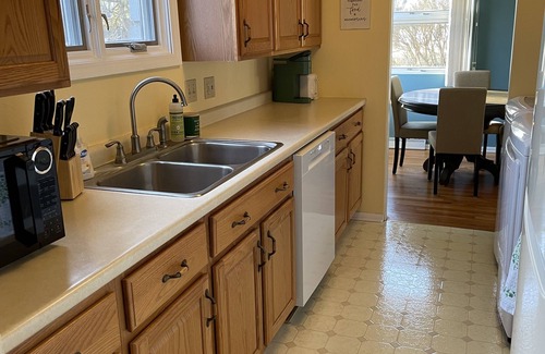 South Bend House | Cute 3 BR, 1.5 Ba home. Full kitchen,1.5 mi to ND stadium!
