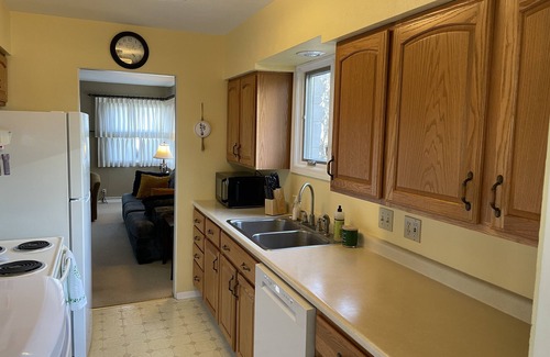 South Bend House | Cute 3 BR, 1.5 Ba home. Full kitchen,1.5 mi to ND stadium!