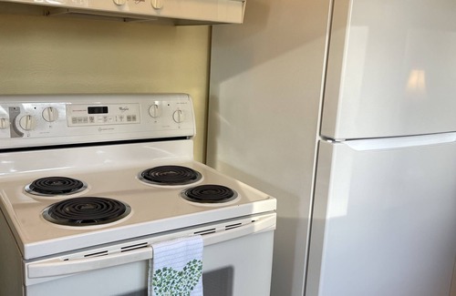 South Bend House | Cute 3 BR, 1.5 Ba home. Full kitchen,1.5 mi to ND stadium!