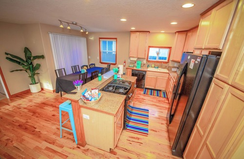 Albany House | Cute Artsy16 large parking, near parks, OSU, fairs