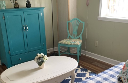 Salem Apartment | Cute cottage feel apartment, dog friendly