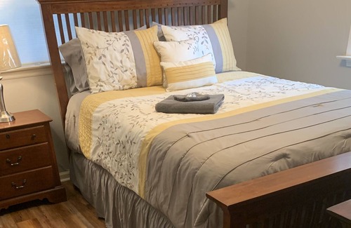 Salem Apartment | Cute cottage feel apartment, dog friendly
