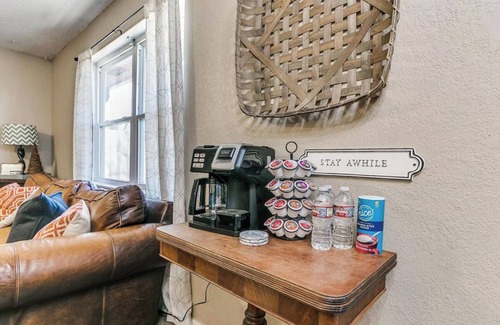 Yukon House | Cute cottage just off I40, Kilpatrick Turnpike and near Crest