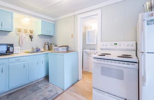 Narragansett House | Cute cottage just steps to beautiful Scarborough beach