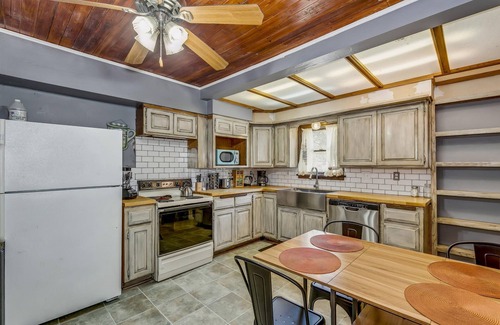 Wichita House | Cute Cozy and Cheerful 3 Bedroom House