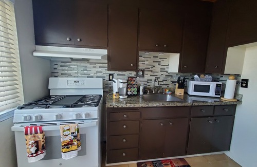 Richmond Apartment | Cute Cozy and Quiet Upstairs 2 Bedroom Apartment in Richmond CA