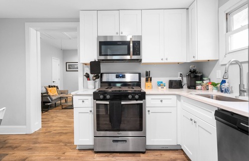 Hapeville Apartment | Cute & Cozy Atlanta Bungalow Close to Attractions!