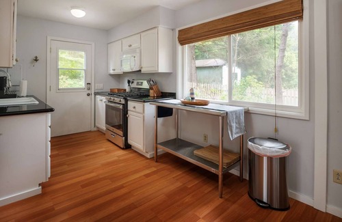 Gleneden Beach House | Cute & Cozy Cottage, *Pet Friendly* Walk to Beach W/Jacuzzi Fire-Pit in Wooded Setting