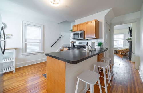 University District House | Cute, cozy, crash pad near bike path! Quiet, convenient, Short North location!