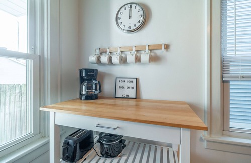 University District House | Cute, cozy, crash pad near bike path! Quiet, convenient, Short North location!