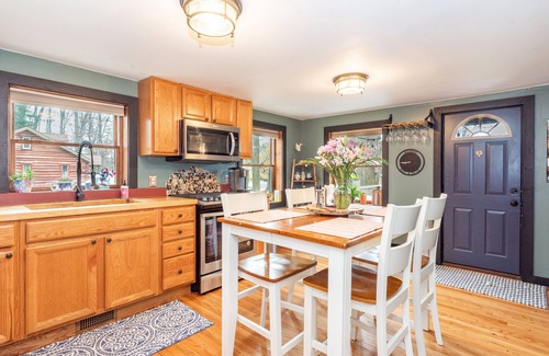 Walloon Lake Cabin | Cute Log Cabin! Summer Dates Open! Hot Tub! Walloon Lake Beach! Waterpark!