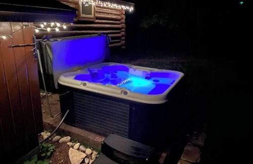 Walloon Lake Cabin | Cute Log Cabin! Summer Dates Open! Hot Tub! Walloon Lake Beach! Waterpark!