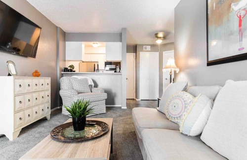 Park Central Apartment | Cute One Bedroom Apartment w. Balcony!