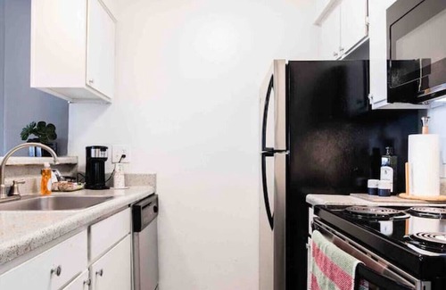Park Central Apartment | Cute One Bedroom Apartment w. Balcony!