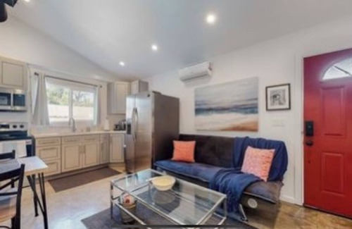 Canoga Park House | Cute One Story Residence 3 bedroom with pool