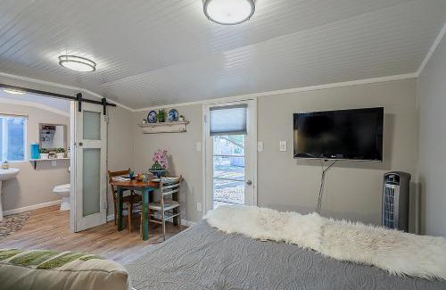 Peter Howell House | Cute Peaceful Tiny House Getaway w Backyard - Low Summer Rates!