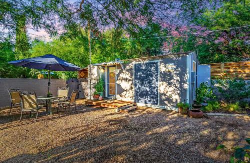 Peter Howell House | Cute Peaceful Tiny House Getaway w Backyard - Low Summer Rates!