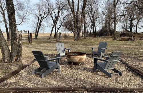 Ponca City House | CUTE, QUIET, & COZY Farmhouse - Minutes away from everything in Ponca City!