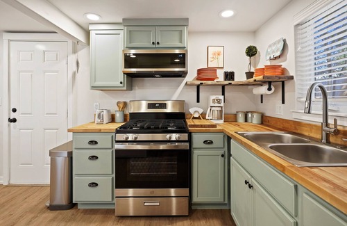Larkspur House | Cute, Quiet & Private Bungalow - Newly Remodeled