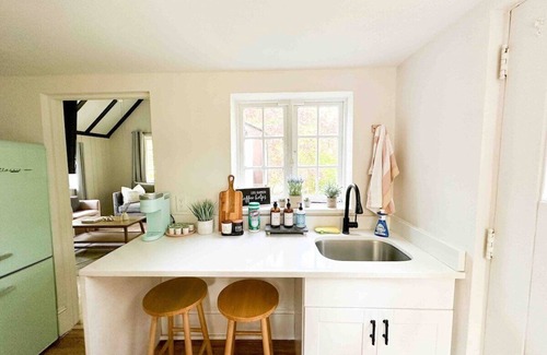 Suffern House | Cute Romantic Cottage!