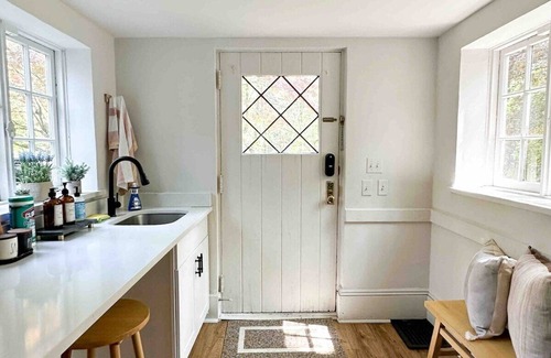 Suffern House | Cute Romantic Cottage!
