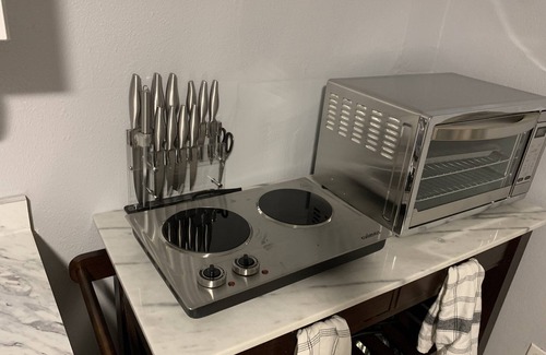 Northwest Apartment | Cute Space Near TownCenter 15 Minutes from Beaches
