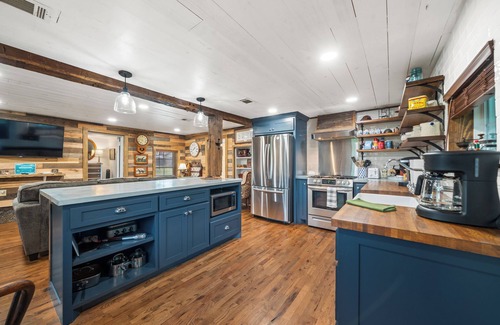 Mid America House | Cutest in Hot Springs "Amazing Place" Fully Restored-"English" Rock Cottage