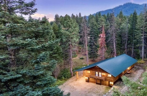 Garden Valley Cabin | Cutthroat Cabin: Large cabin with creek, 5 min. to Terrace Lakes for golf