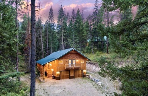 Garden Valley Cabin | Cutthroat Cabin: Large cabin with creek, 5 min. to Terrace Lakes for golf