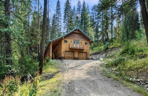 Garden Valley Cabin | Cutthroat Cabin: Large cabin with creek, 5 min. to Terrace Lakes for golf