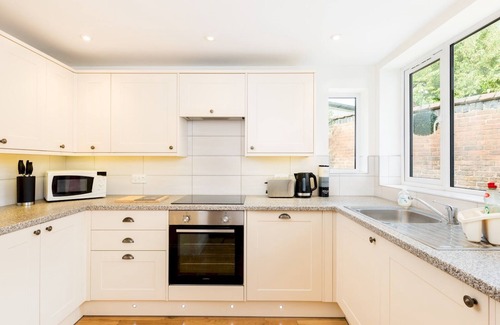 Warwick Town Centre House | CV34 4JD 20 St Nicholas Church Street · Cosy 2 Bed, Central Warwick & Parking | Pass The Keys