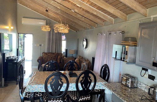 Old Harbour House | CW Palace Wifi and Air Conditioning