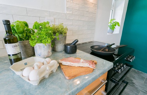 Llanerchymedd Cottage | Cwter Hywel - a cosy fire that sleeps 6 guests in 3 bedrooms