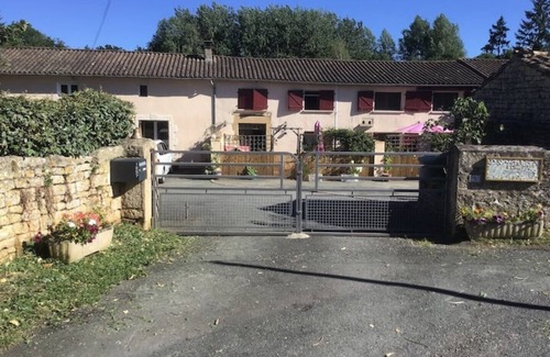 Paizay-le-Tort Cottage | 'Cymberline' Family Gite with Shared Hot Tub & Swimming Pool - Sleeps 4