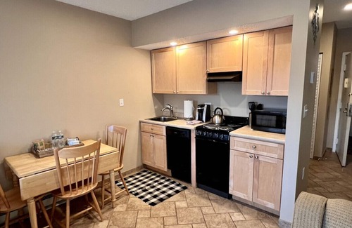 Lincoln Condo | D114 · Lovely Studio apt. Beautiful River & Loon Mtn view
