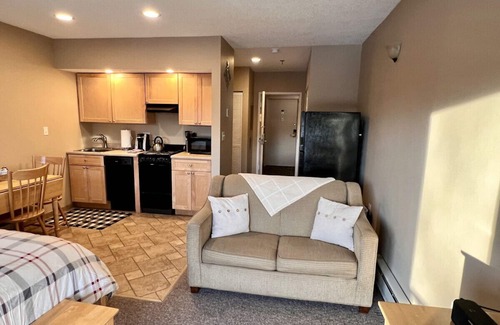 Lincoln Condo | D114 · Lovely Studio apt. Beautiful River & Loon Mtn view
