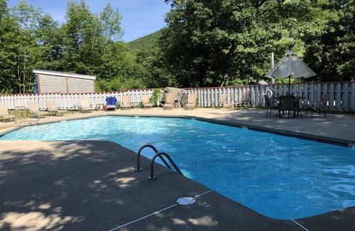 Lincoln Condo | D114 · Lovely Studio apt. Beautiful River & Loon Mtn view